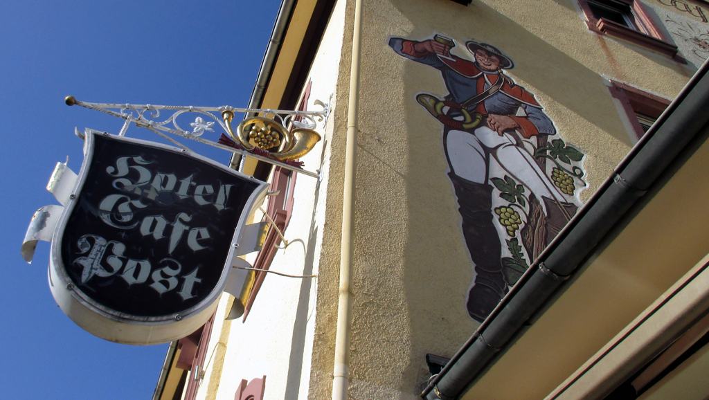 Die Ausleger und Malereien an Hotels und Cafés am Rhein strahlen Gemütlichkeit aus.
