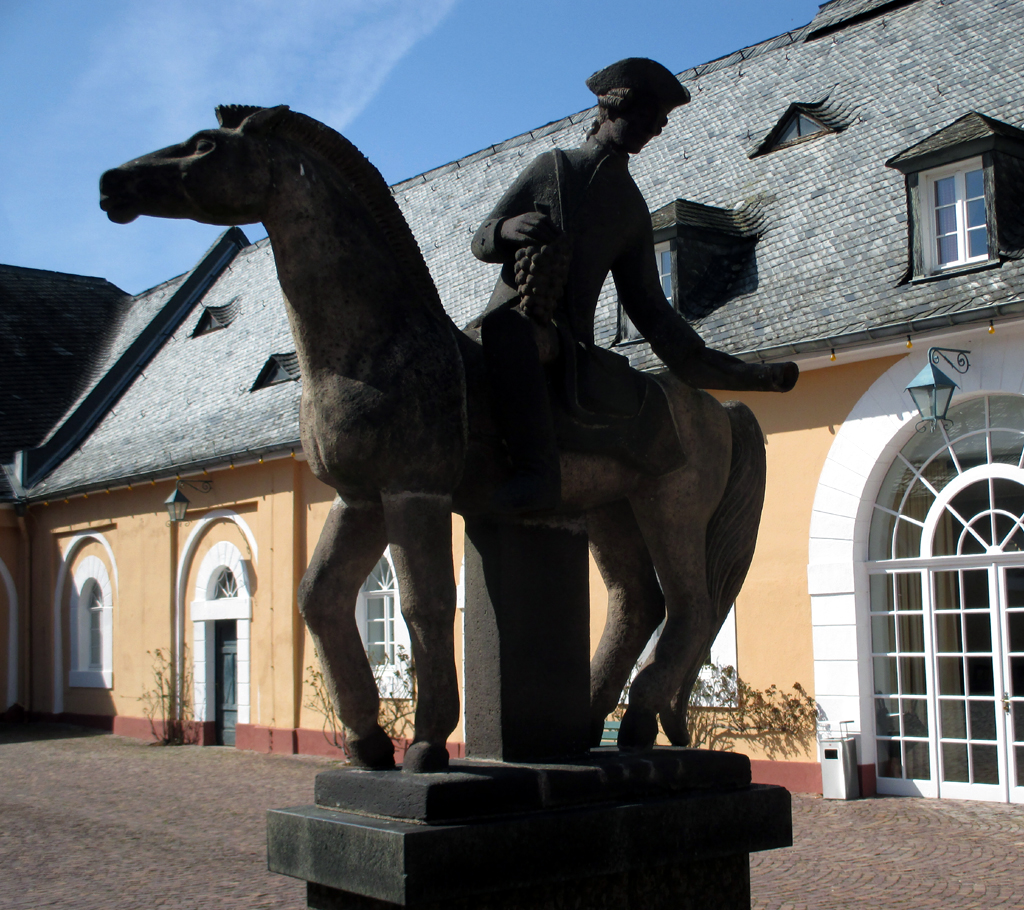 Im Innenhof des Schlosses findet sich die Statue des Spätlesereiters.