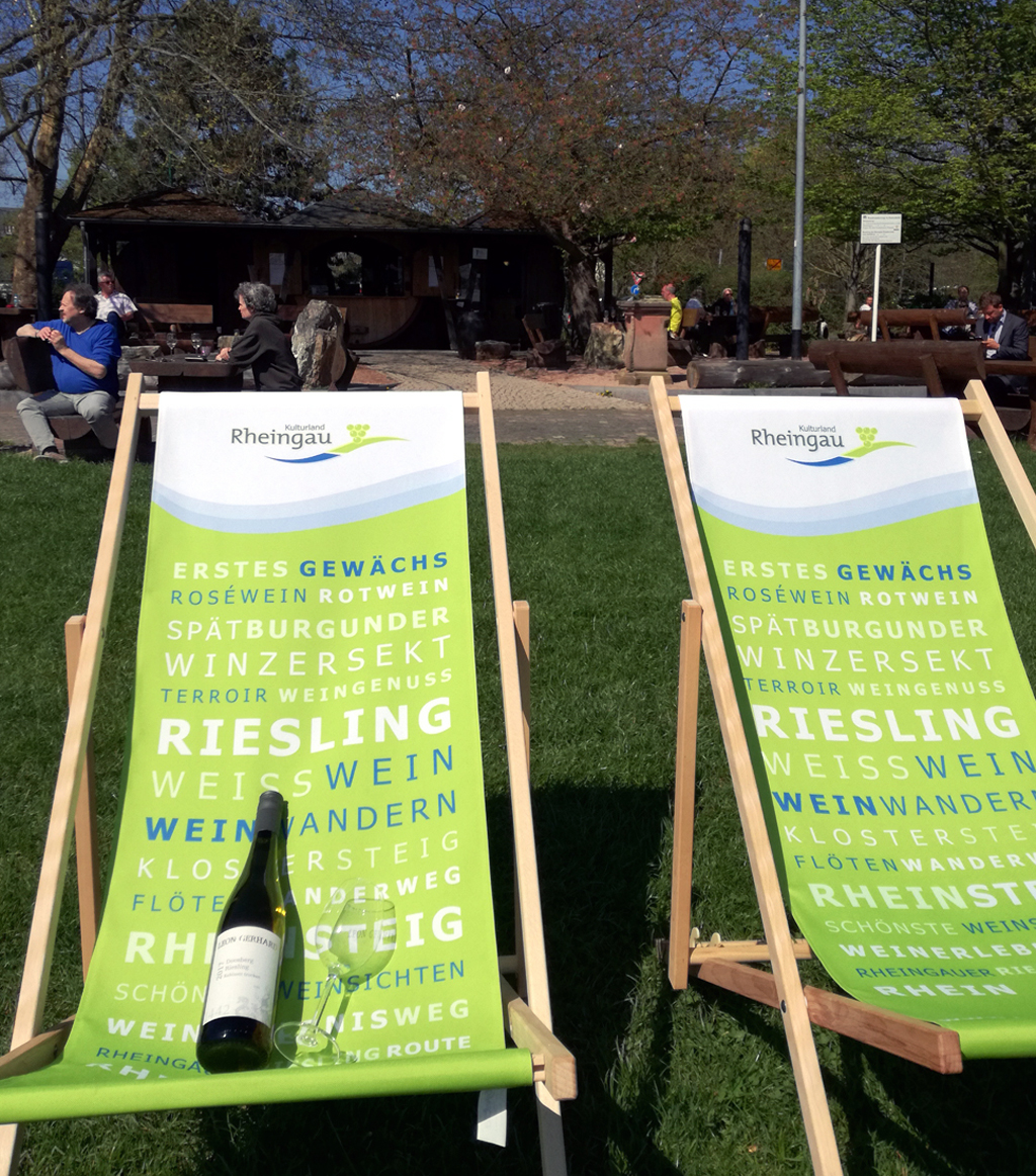 Im Frühling ist auf den Wiesen am Rhein auch bei den Hattenheimer Weinfässern schon einiges los.