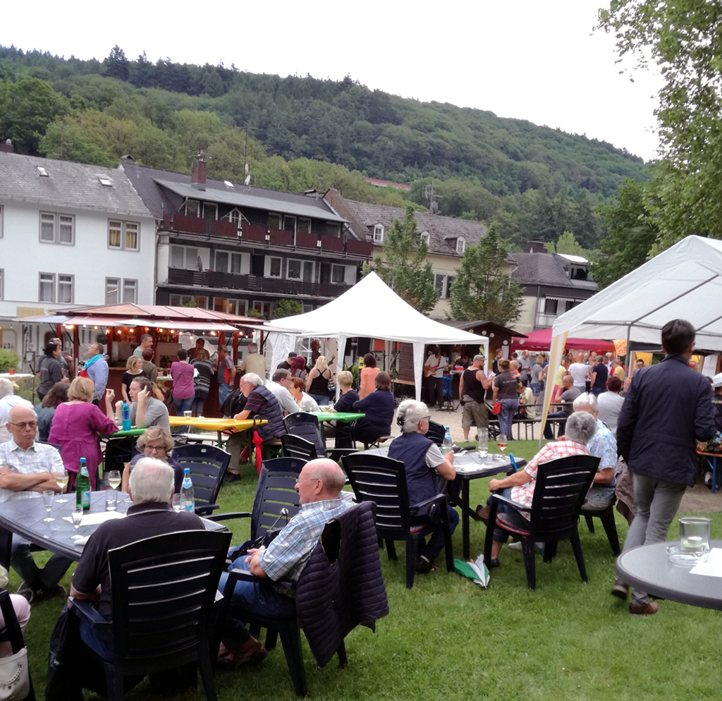 Spielt das Wetter mit und bleibt es zumindest von oben trocken, lässt man es sich draußen gutgehen.
