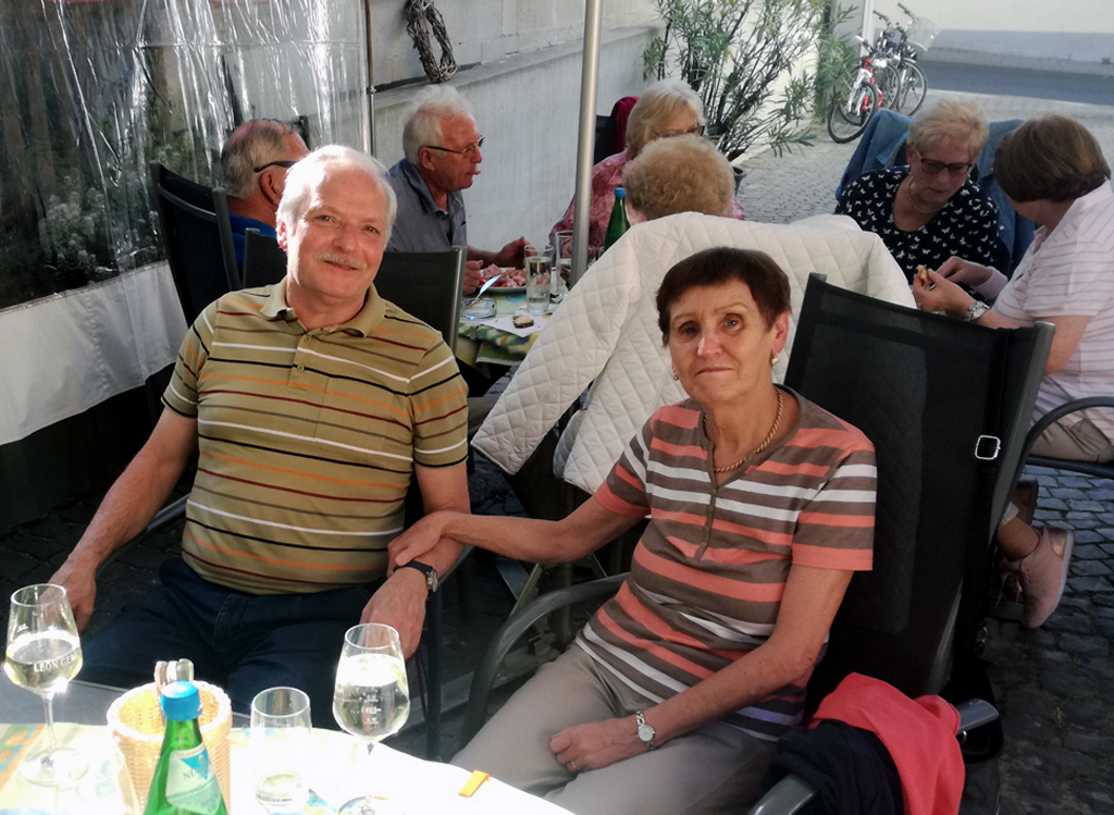 Man kennt sich und freut sich auf ein gutes Gläschen Wein im Hof des Weinguts Leon Gerhard.