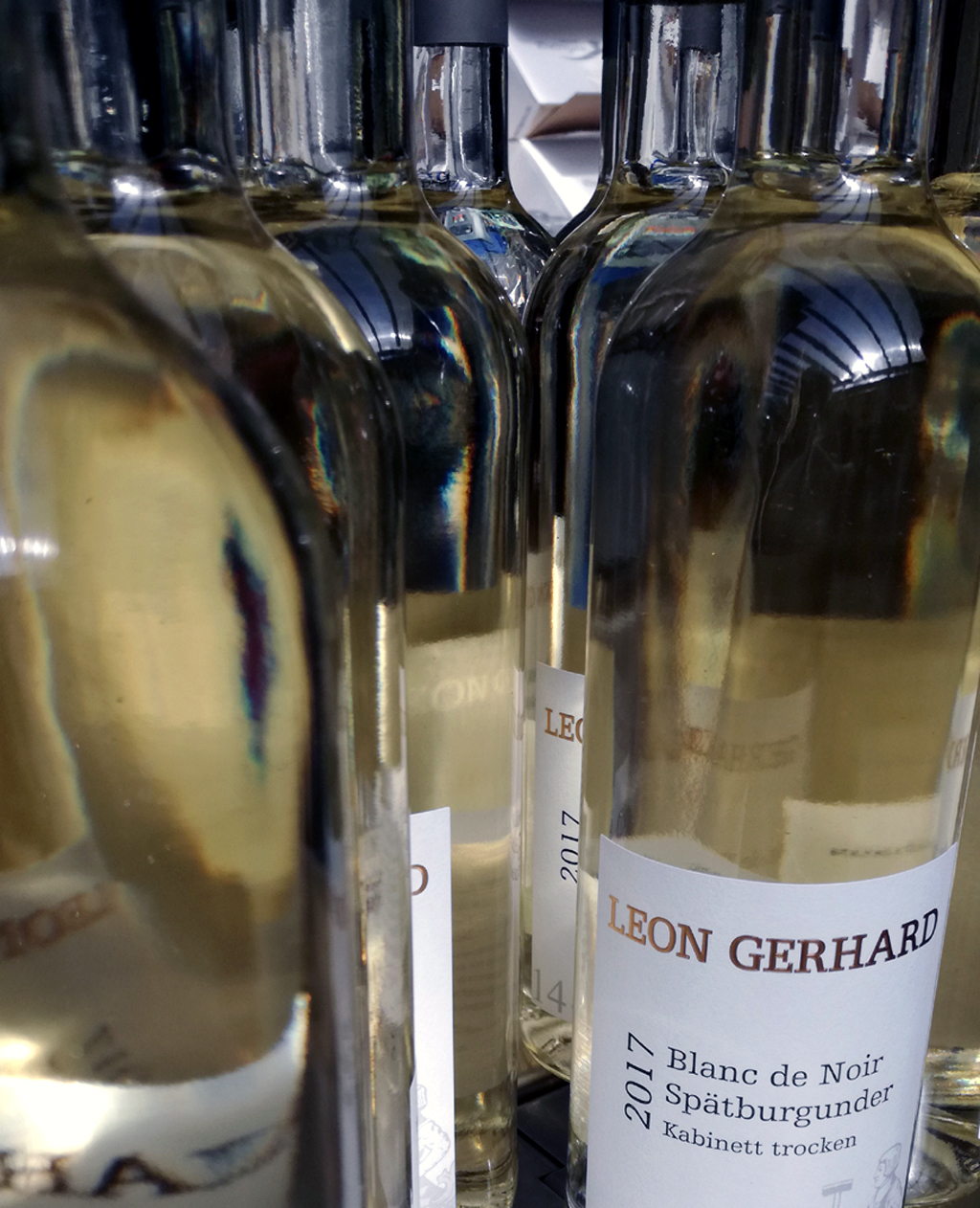 Hier ziert auch schon das Etikett des Weinguts die Flasche.