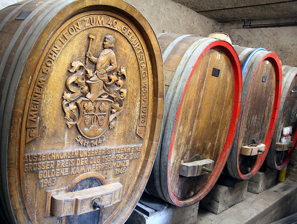 Der Wein reift bei den Gerhards auch in diesen, teilweise sehr persönlichen Holz-/Eichenfässern.