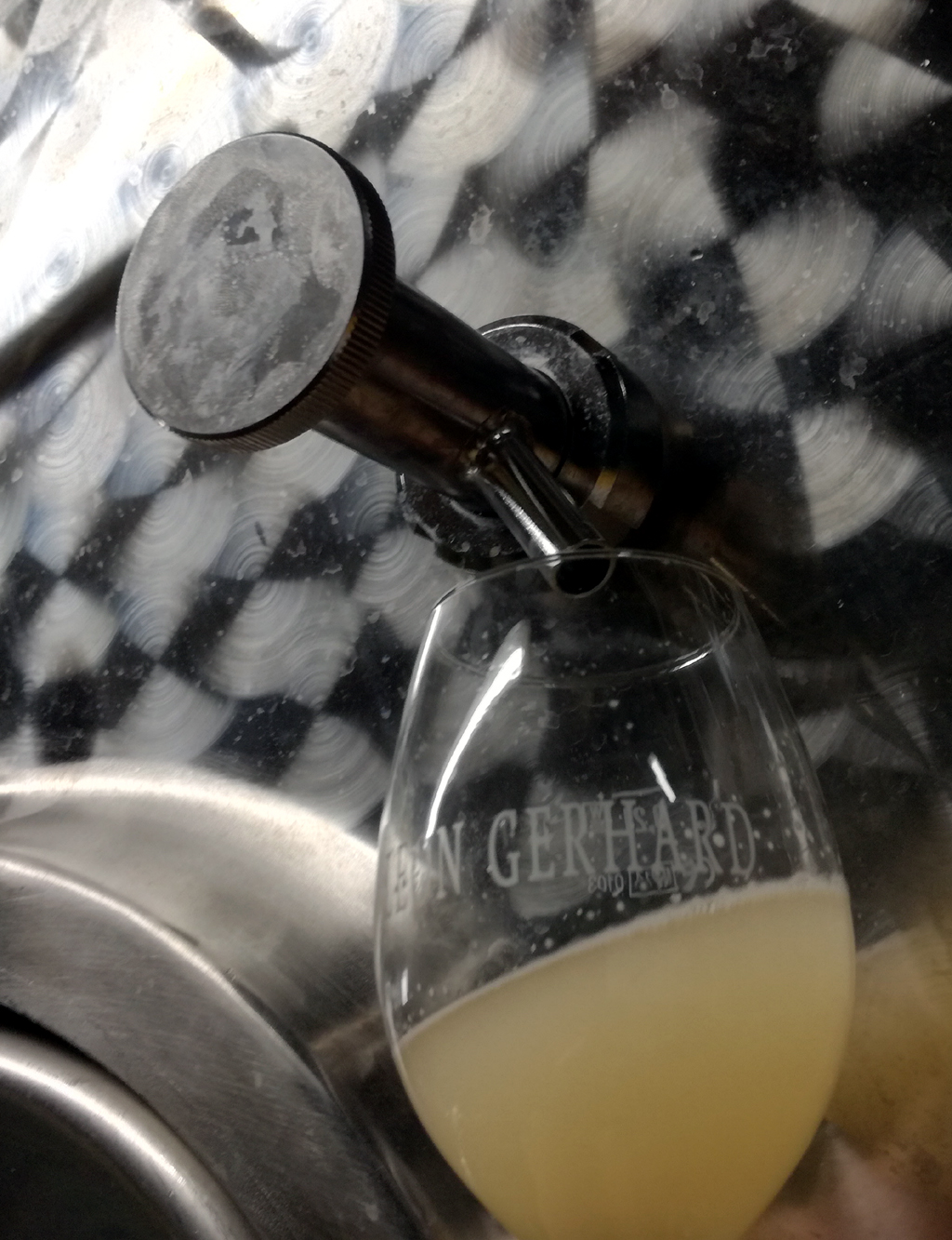 Aus Stahltanks werden erste Gläser mit dem neuen Wein gefüllt.