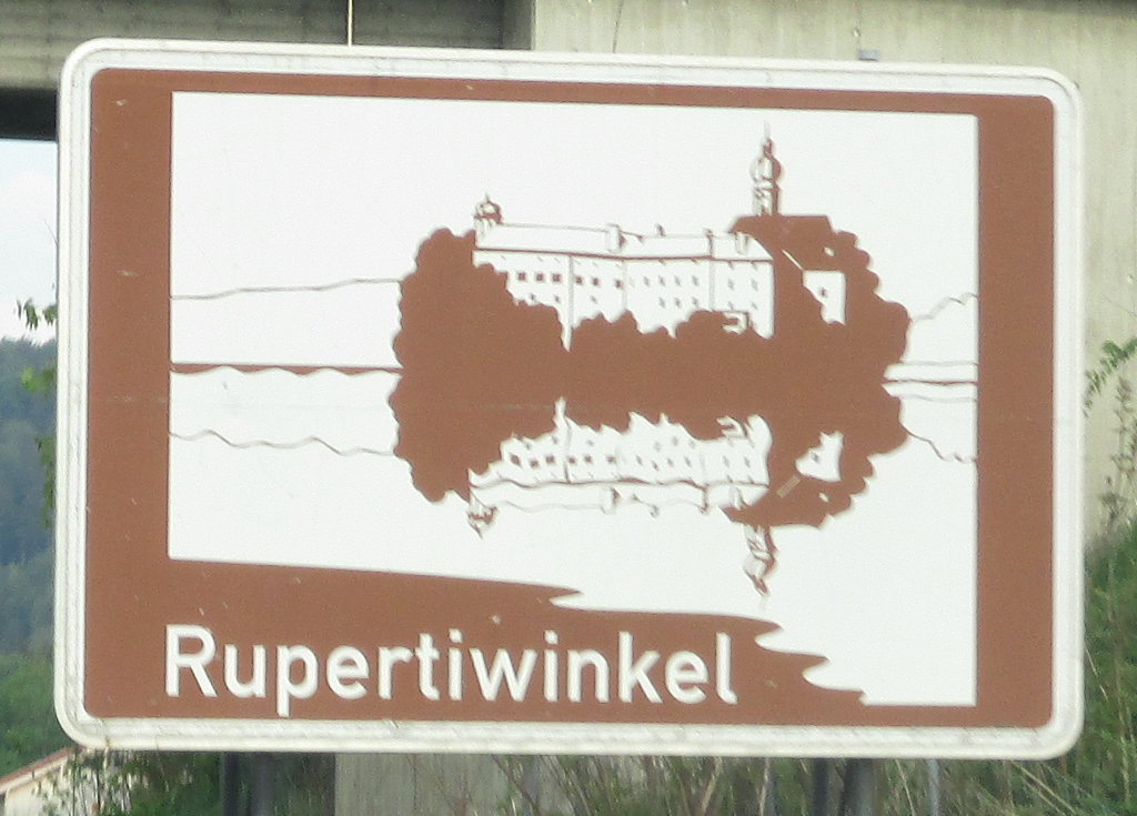 An der Autobahn A8 Richtung Salzburg weist dieses Schild auf den Rupertiwinkel hin. Fotos: Koch