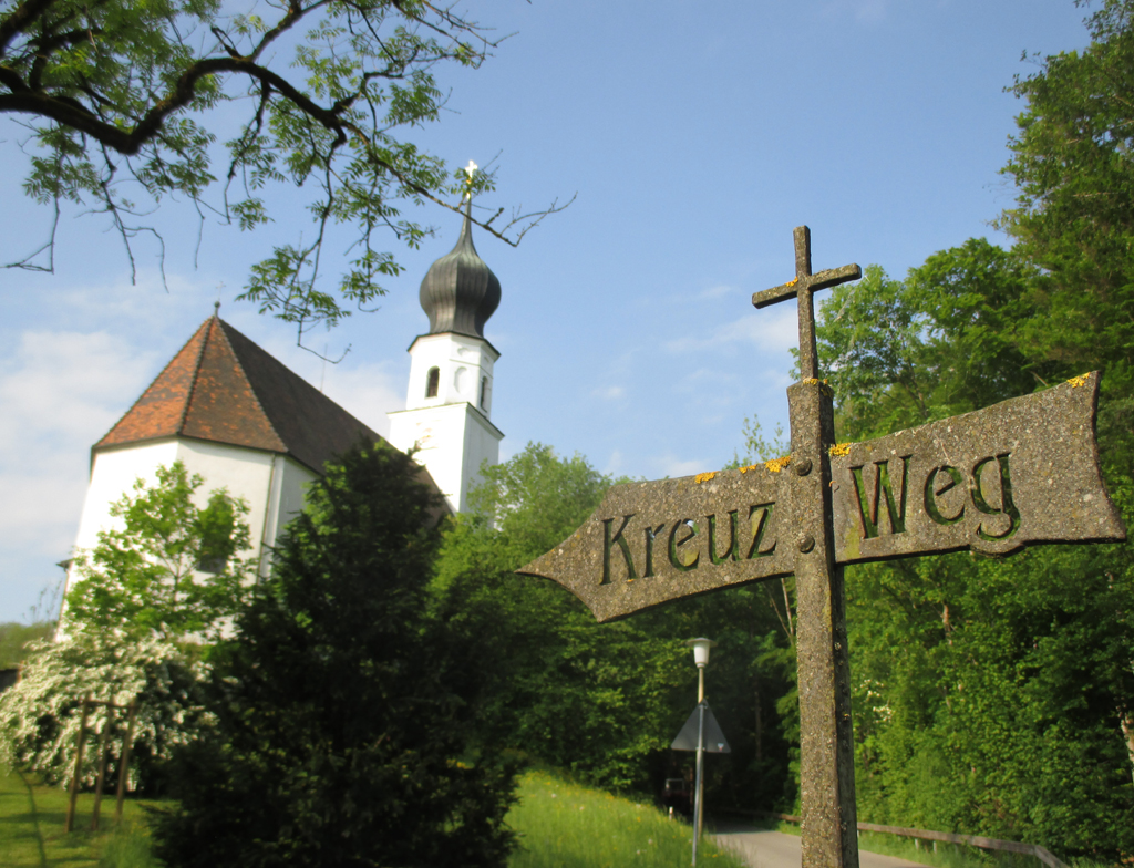Der Kreuzweg führt zur Kirche in Ainring.