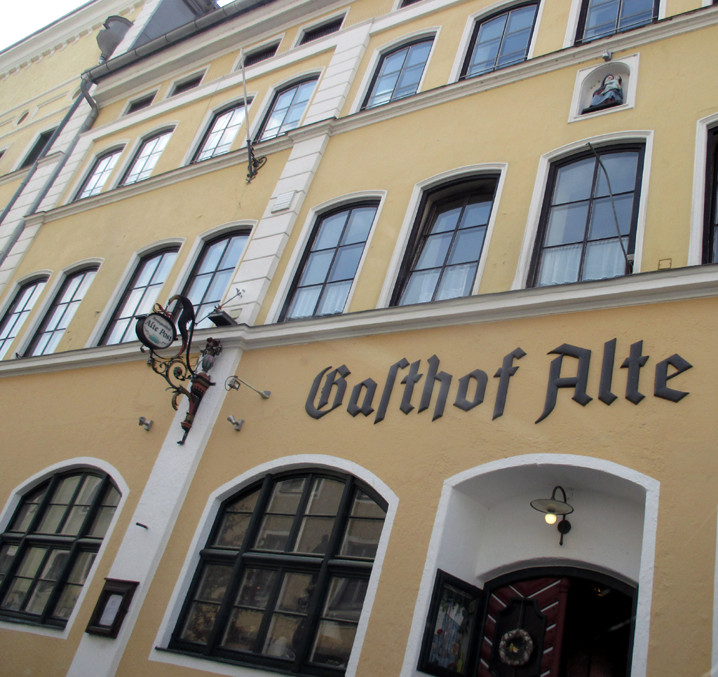 Teisendorf ist für seine schön restaurierten Häuser, hier der Gasthof Alte Post, bekannt.