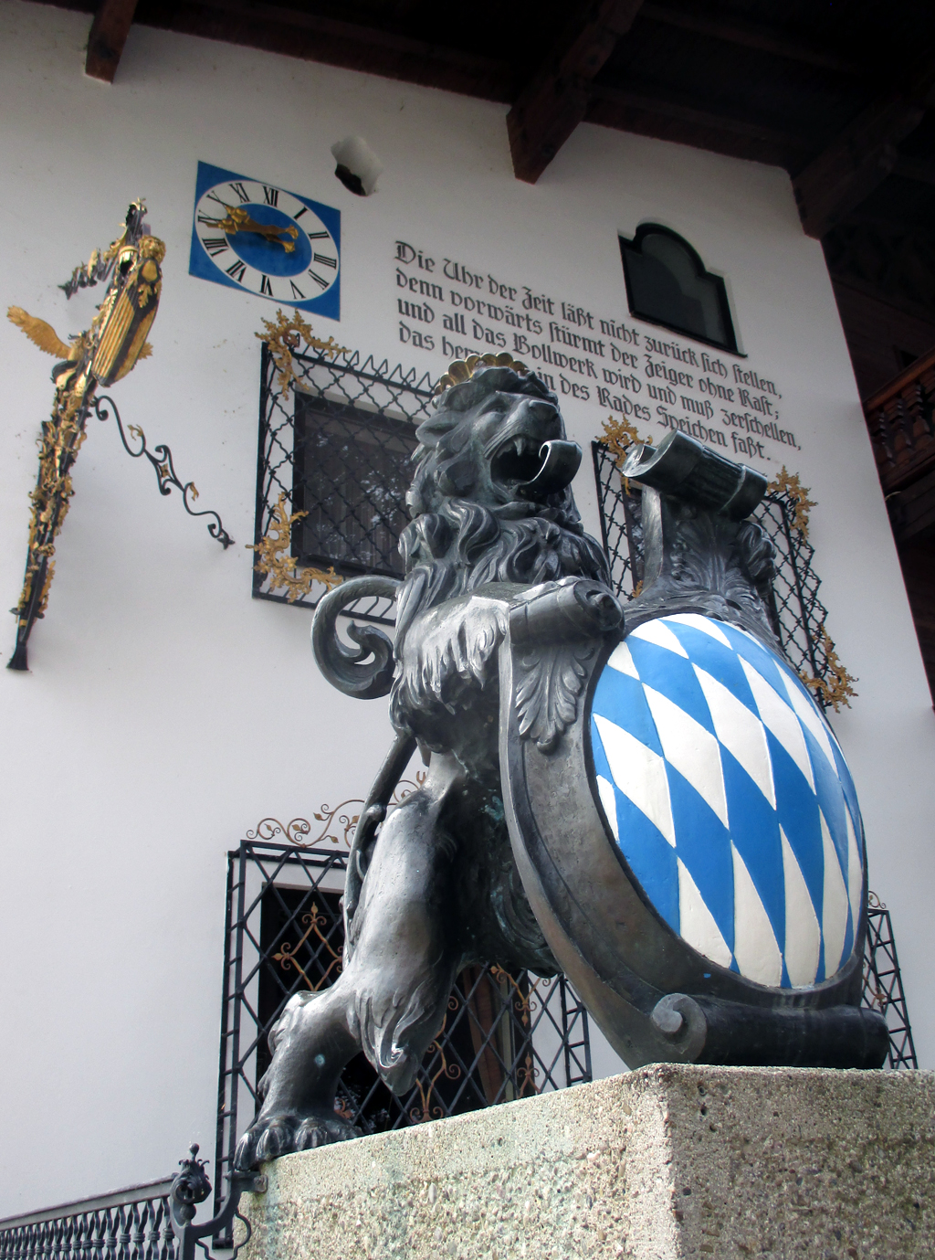 Der Bayerische Löwe brüllt ebenfalls in diesem Teil des Landes am Waginger See.