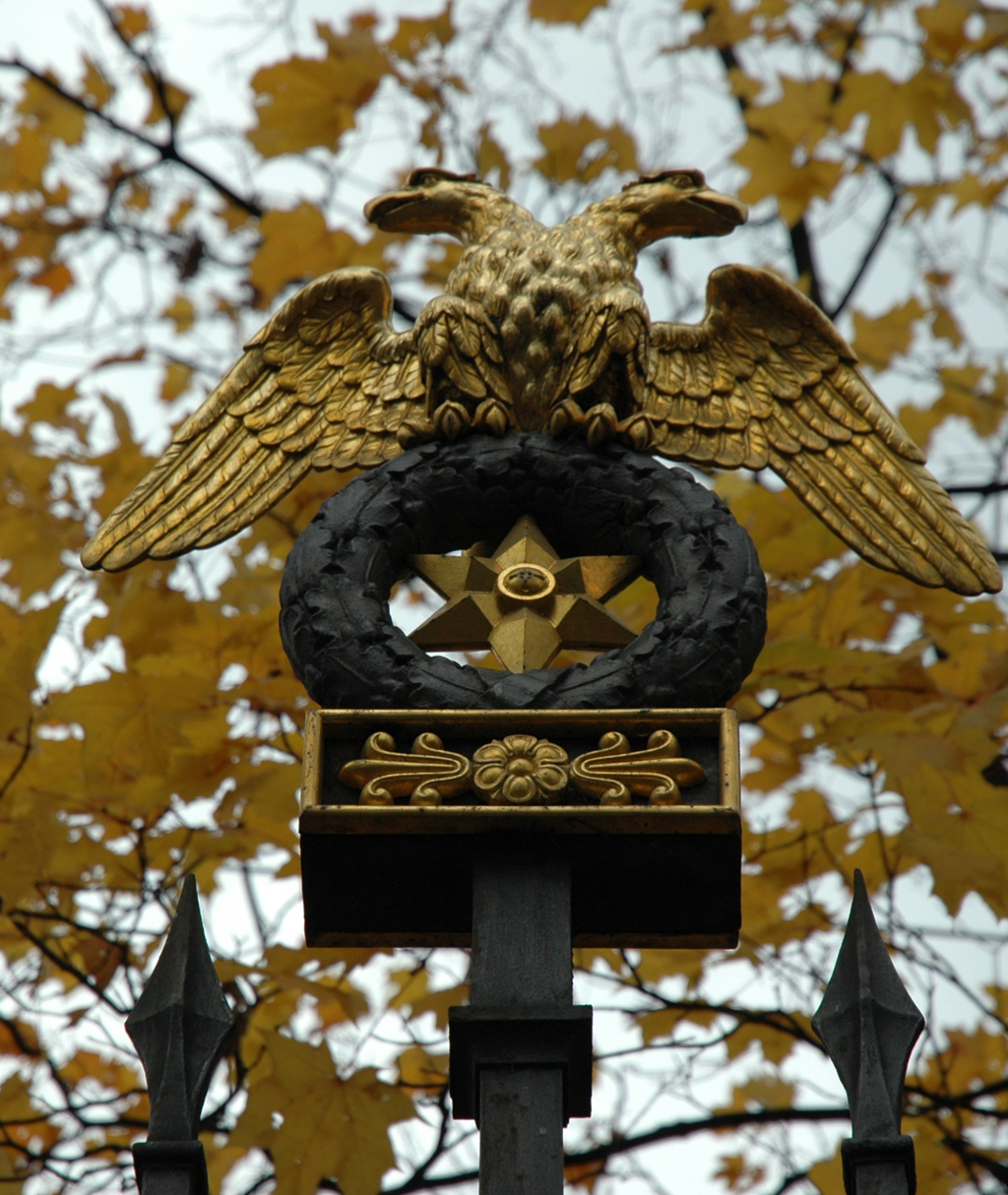 Der Adler mit doppeltem Kopf ist das Symbol der einstigen Stadt des Zaren.