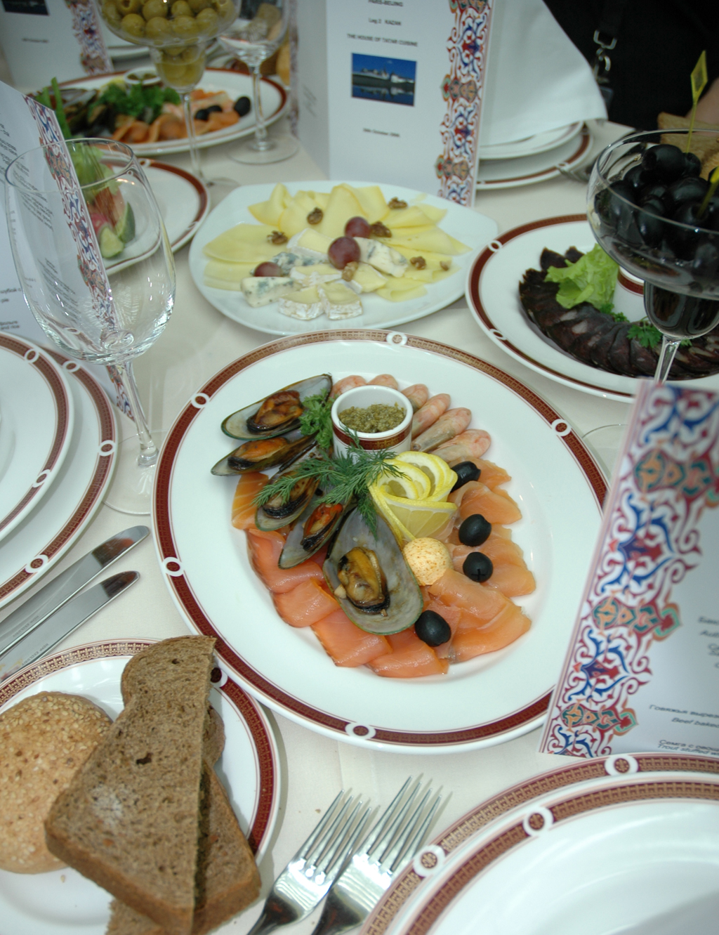 Wie wär’s als Vorspeise mit Lachs, Muscheln, Oliven, Käse, Wurst und Brot?
