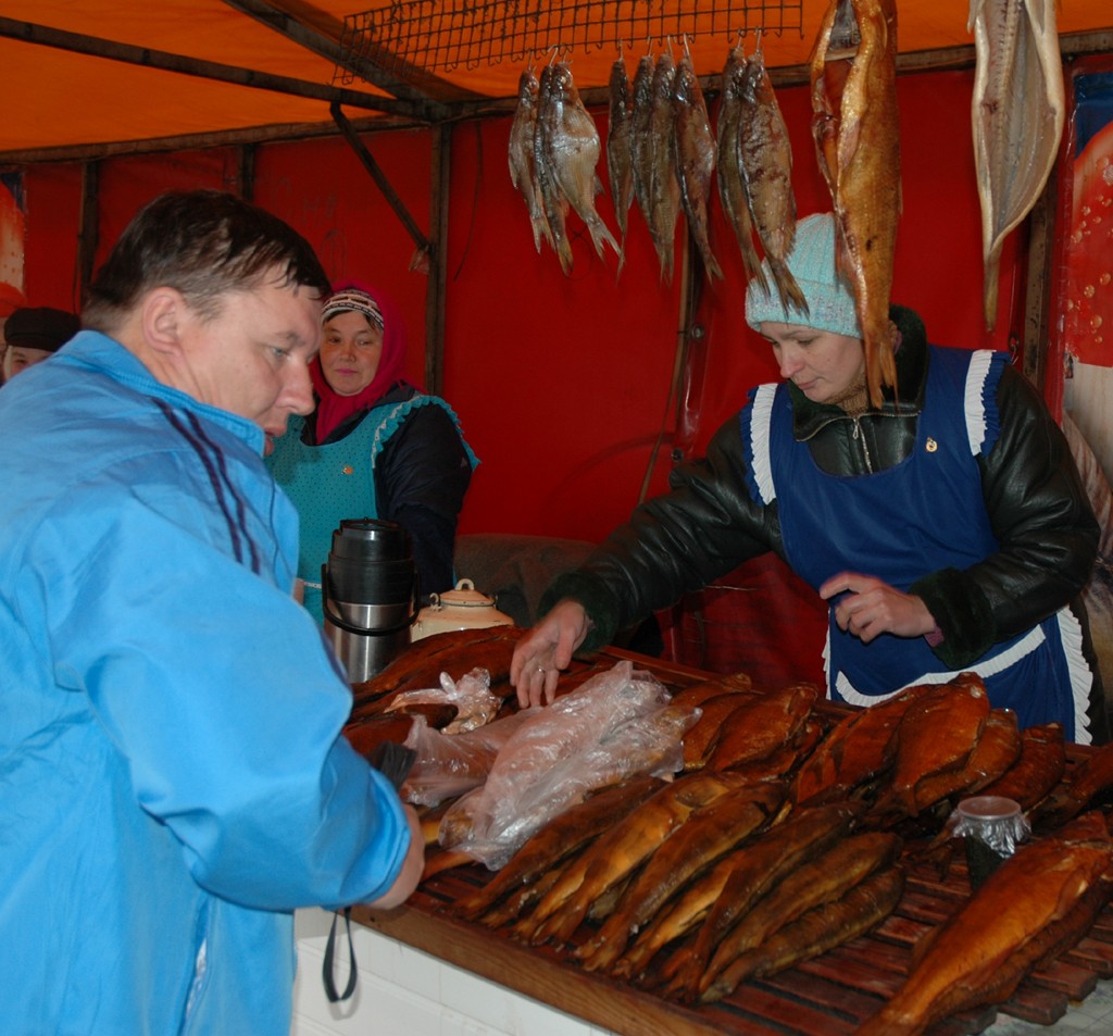 Oder soll’s doch lieber geräucherter Fisch sein, gekauft am Stand unterwegs?
