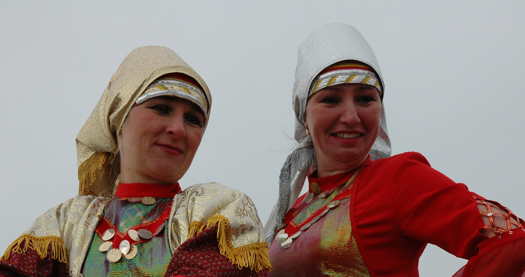 Zu besonderen Anlässen legen junge Frauen noch ihre festlichen Trachten an.