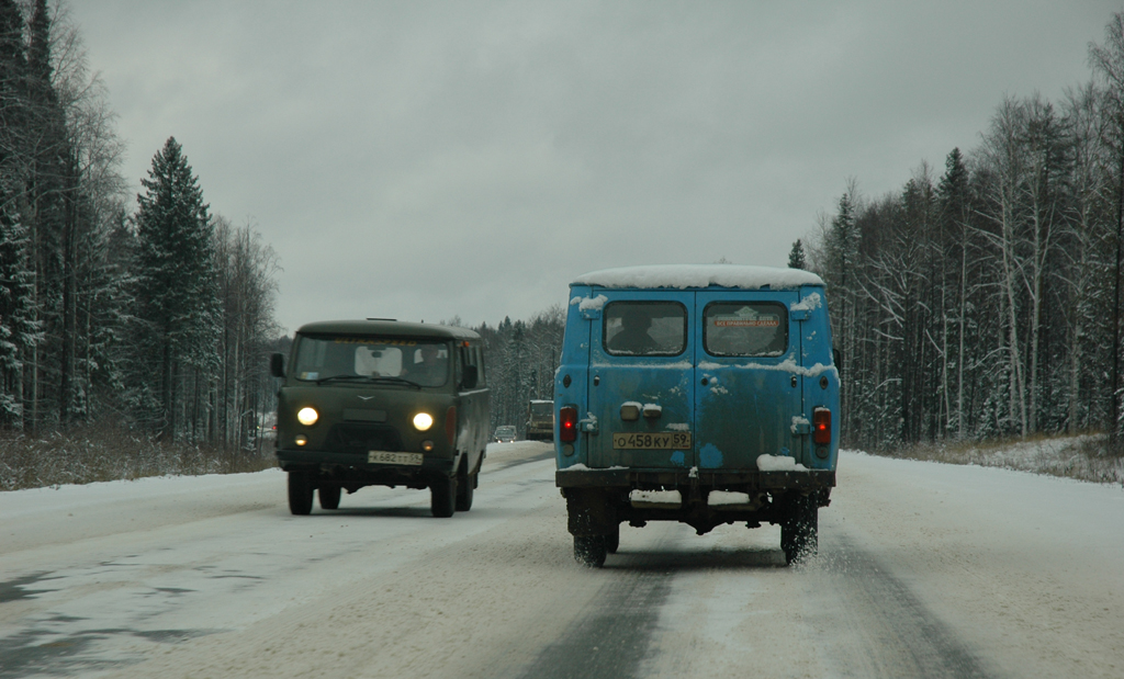 Begegnung auf schon schneebedeckter Straße im Ural auf dem Weg nach Jekaterinburg.