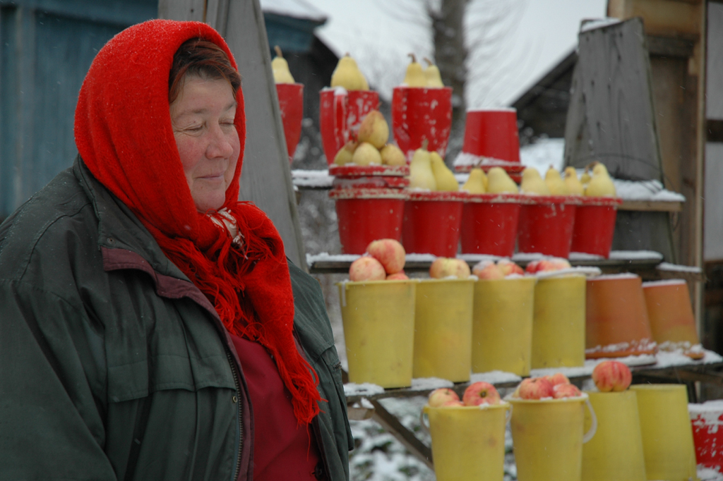 Für wenige Rubel bietet diese Frau Äpfel und Birnen direkt an der Straße an.