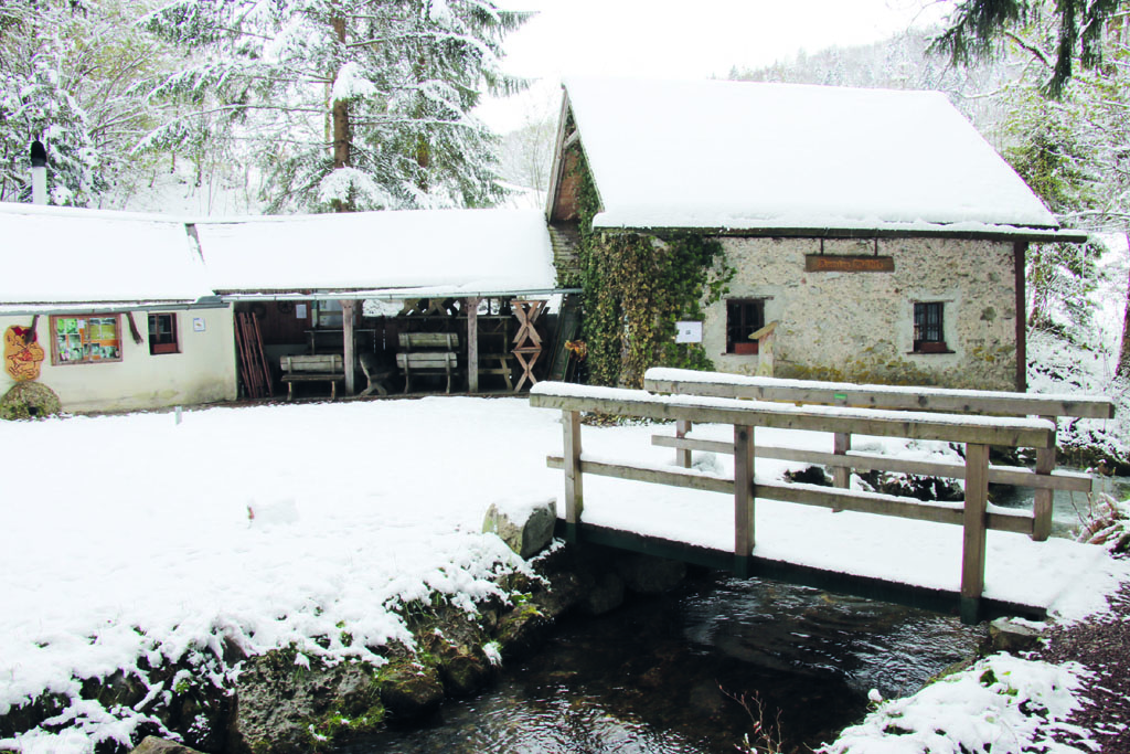 Auch im Winter geht die Mühle bei Fuschl regelmäßig noch für altes Handwerk in Betrieb.