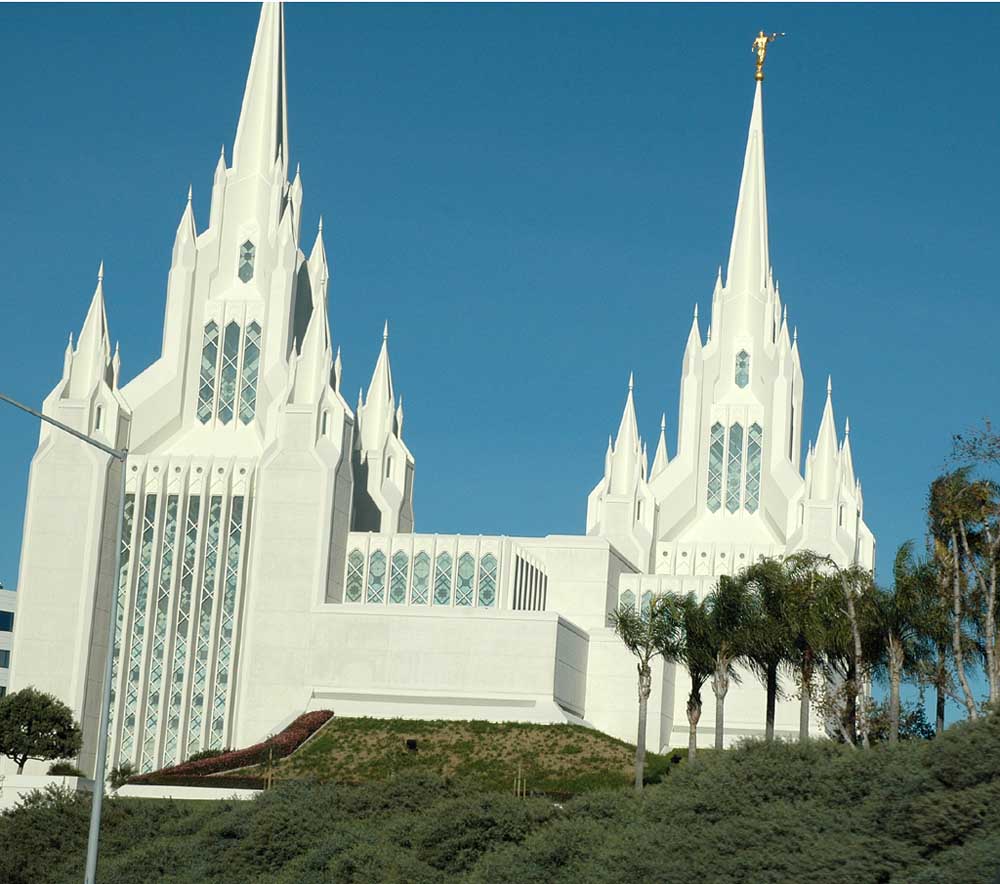 Strahlend weißer Kirchenbau in San Diego.