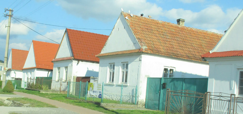 Ein typisches slowakisches Straßendorf noch am Westrand der Kleinen Karpaten.