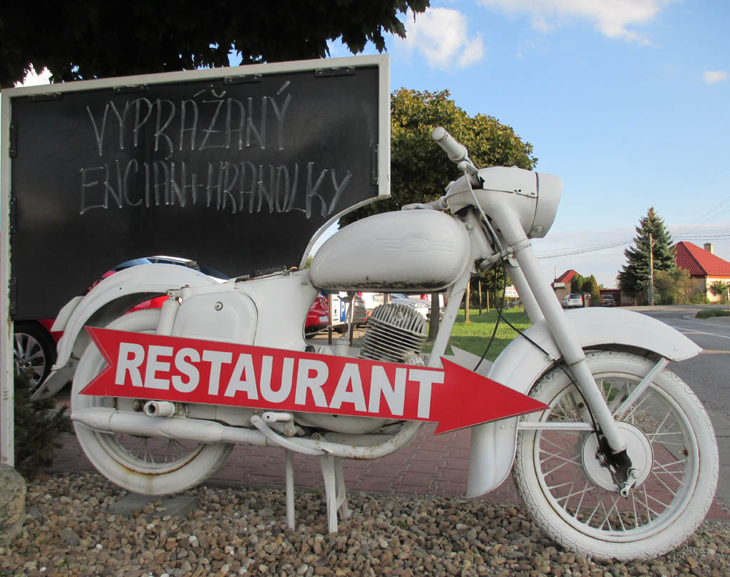 Origineller Hinweis auf das Biker-Restaurant B-Club im Weindorf Dolany.