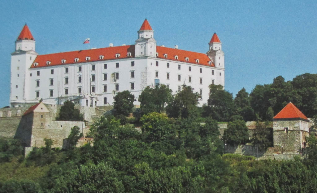 Die Burg von Bratislava thront auf einem steinigen Ausläufer der Kleinen Karpaten.