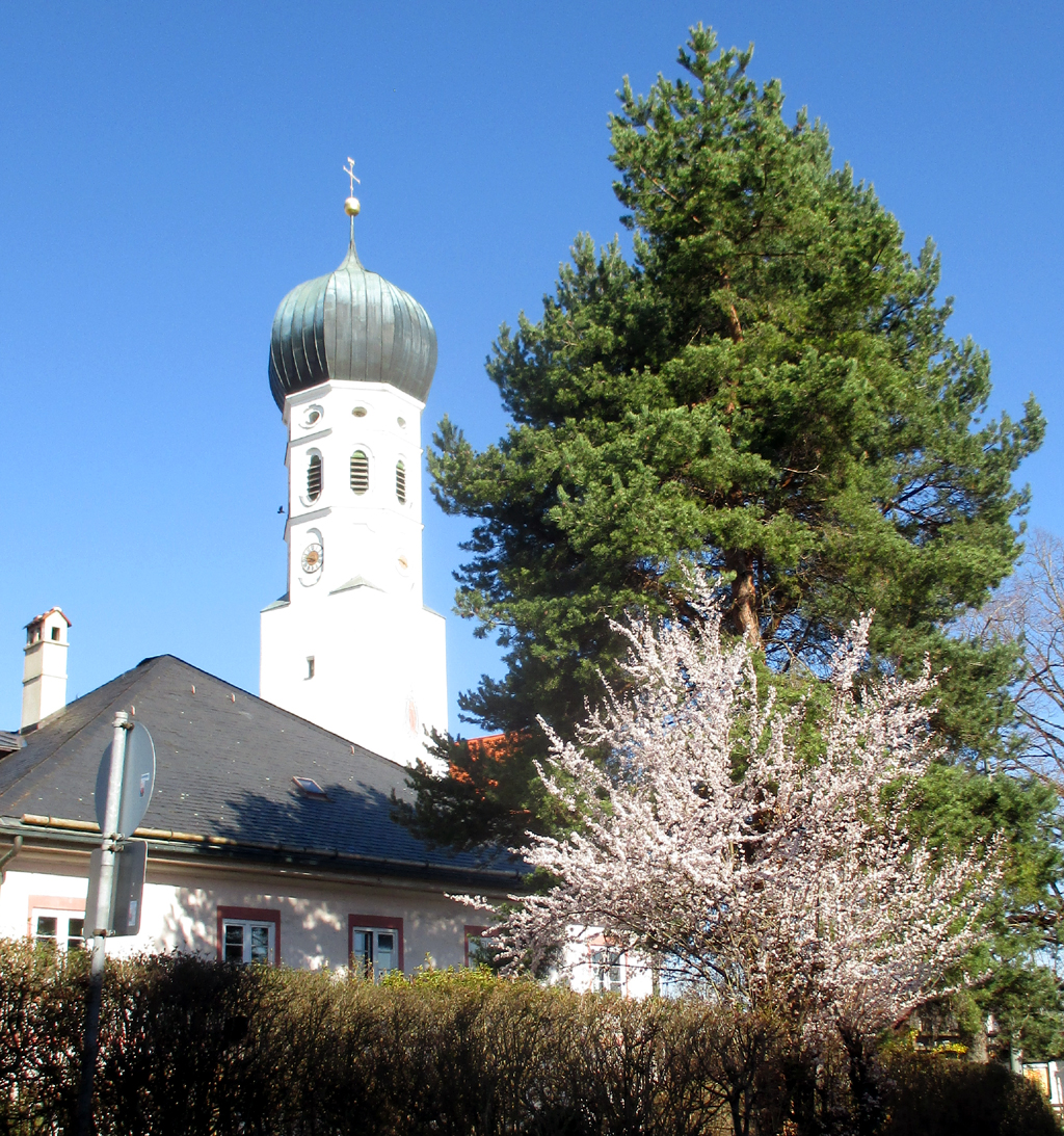 Die Kirche gehört vielerorts sogar noch ins kleinere Dorf.