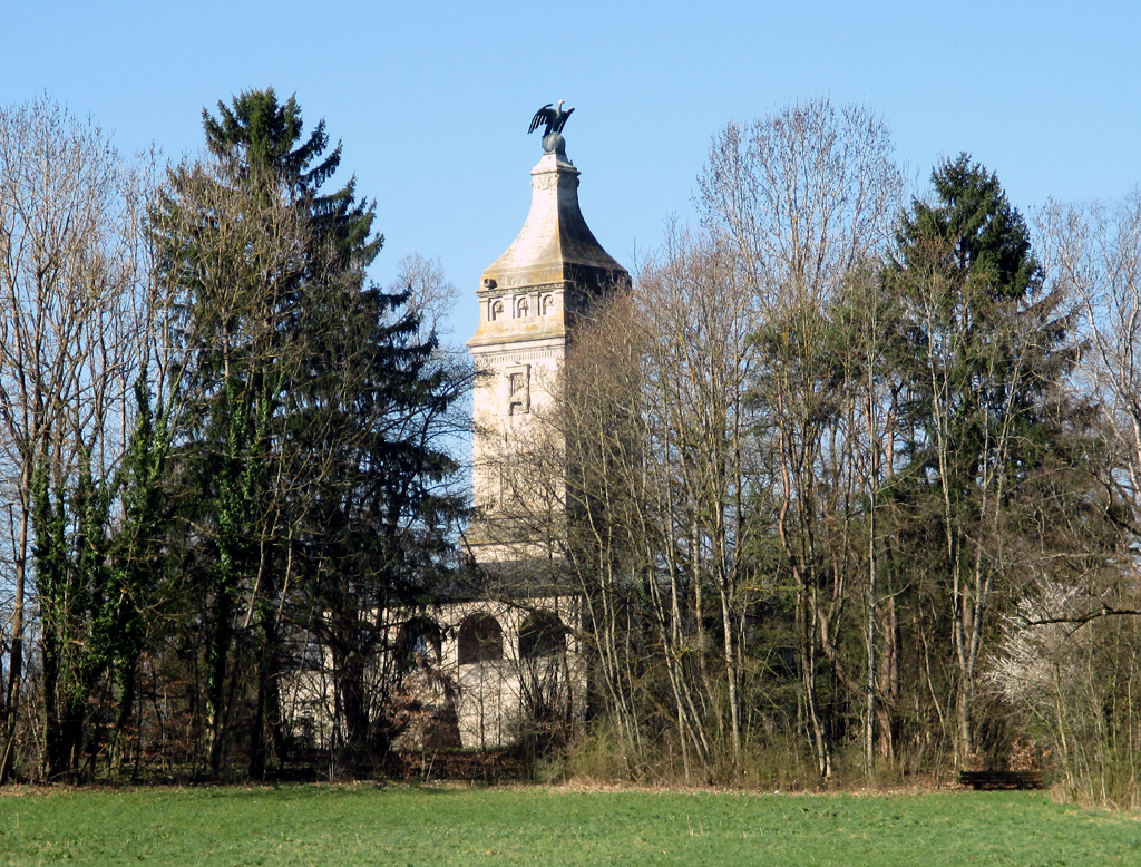 Hinter den Bäumen ragt bei Assenhausen am Starnberger See der Bismarckturm empor.