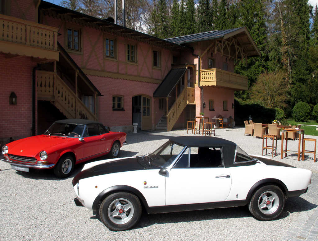 Passen zur La Villa: Fiat 124 Classic Spider, 1969 (links), Fiat Abarth 124 Rallye Spider, 1974.