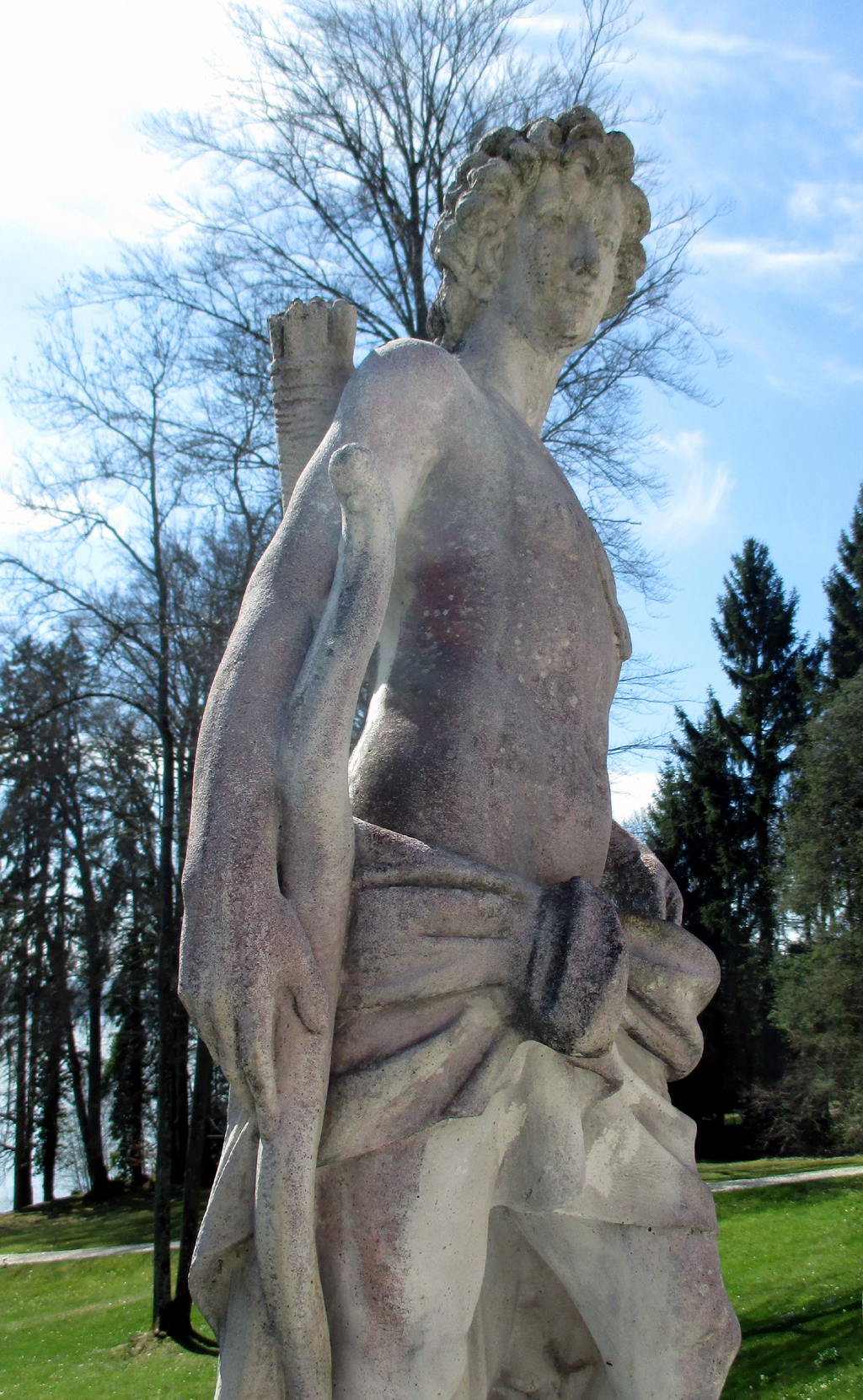 Statue im La-Villa-Park auf dem Weg zum Ufer am See.