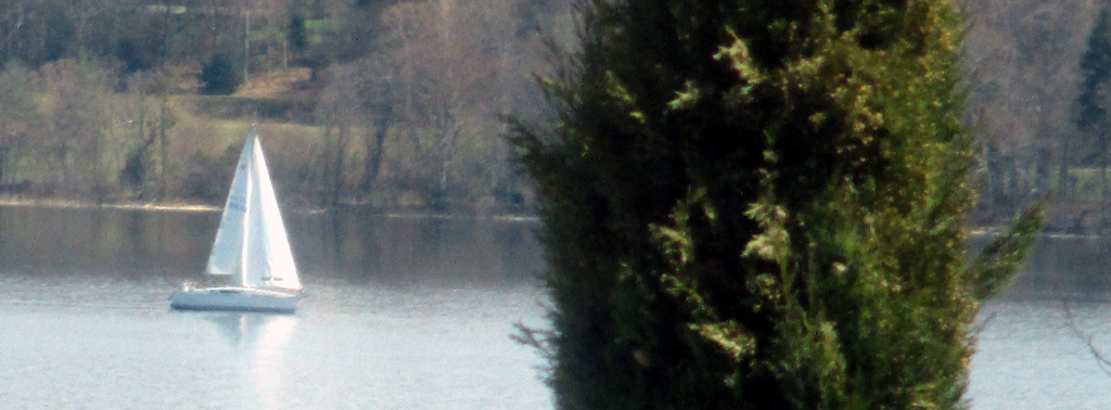Einsamer Segler auf dem Starnberger See, gesehen von Niederpöcking aus.