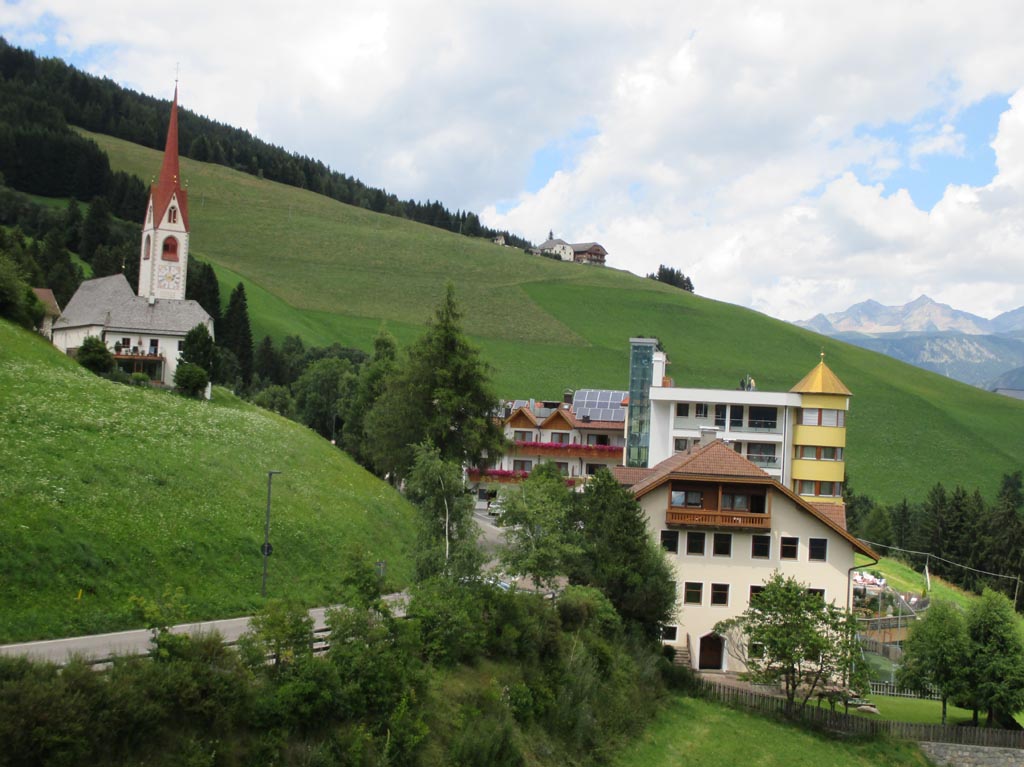 Kirche, Hotel, Wiesen, Berge: Olang bei Bruneck Südtirol. Fotos: Koch/Opel
