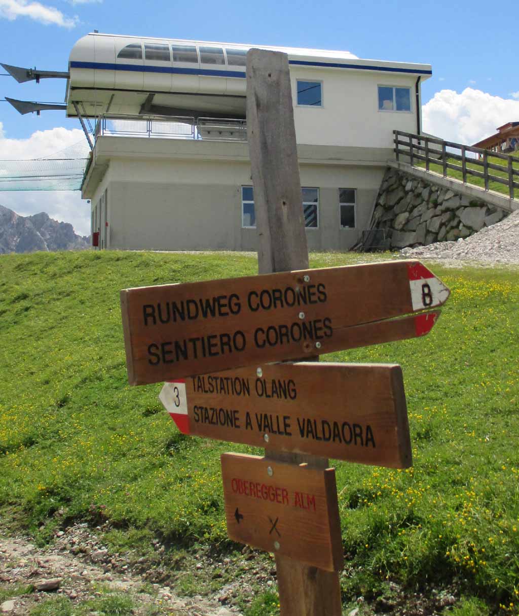Nach oben: Gondelstation und Wegweisung zum Kronplatz-Plateau.