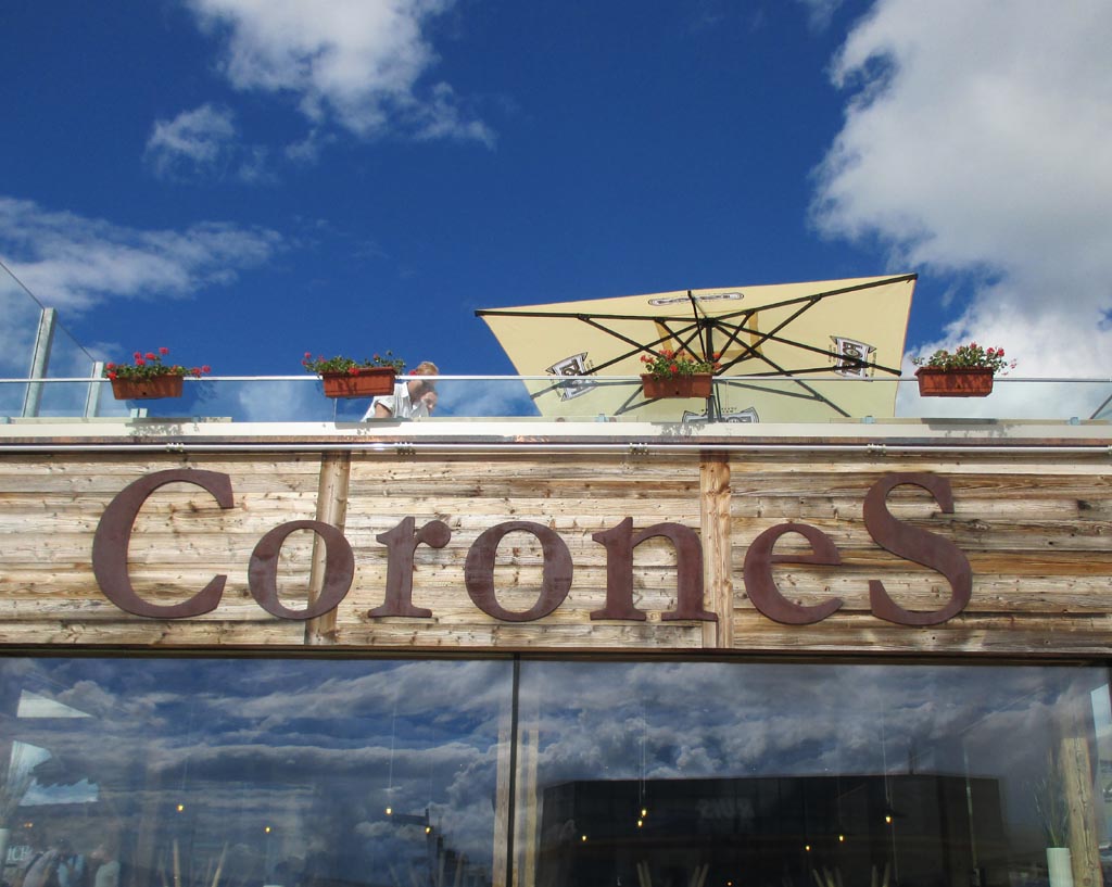 Corones steht für den Kronplatz. Auch das Restaurant oben heißt so.