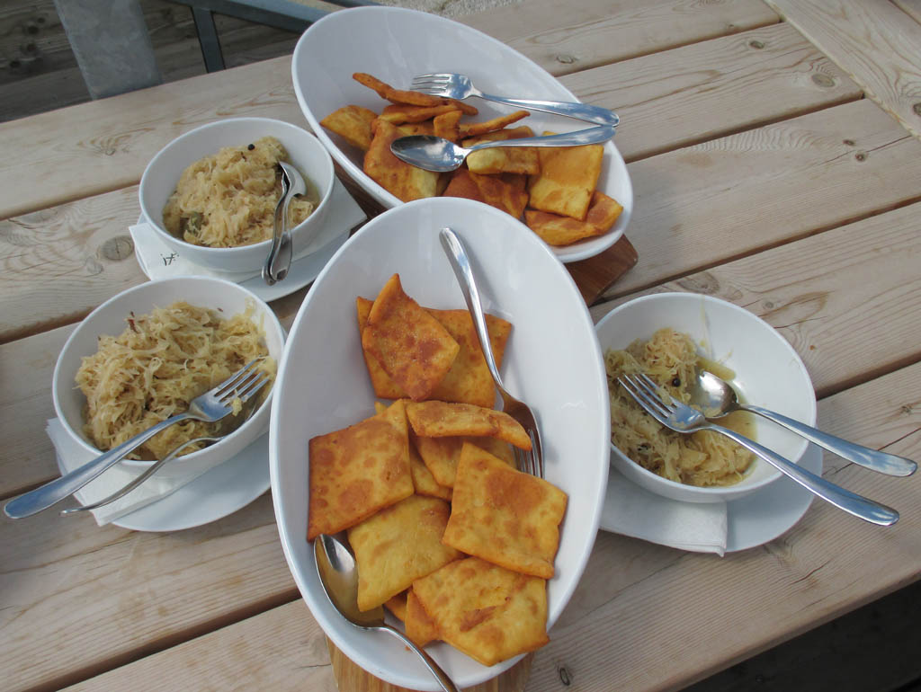 Sogar mit Sauerkraut: In den Bergen wird aus gutem Grund oft deftige Kost geboten.