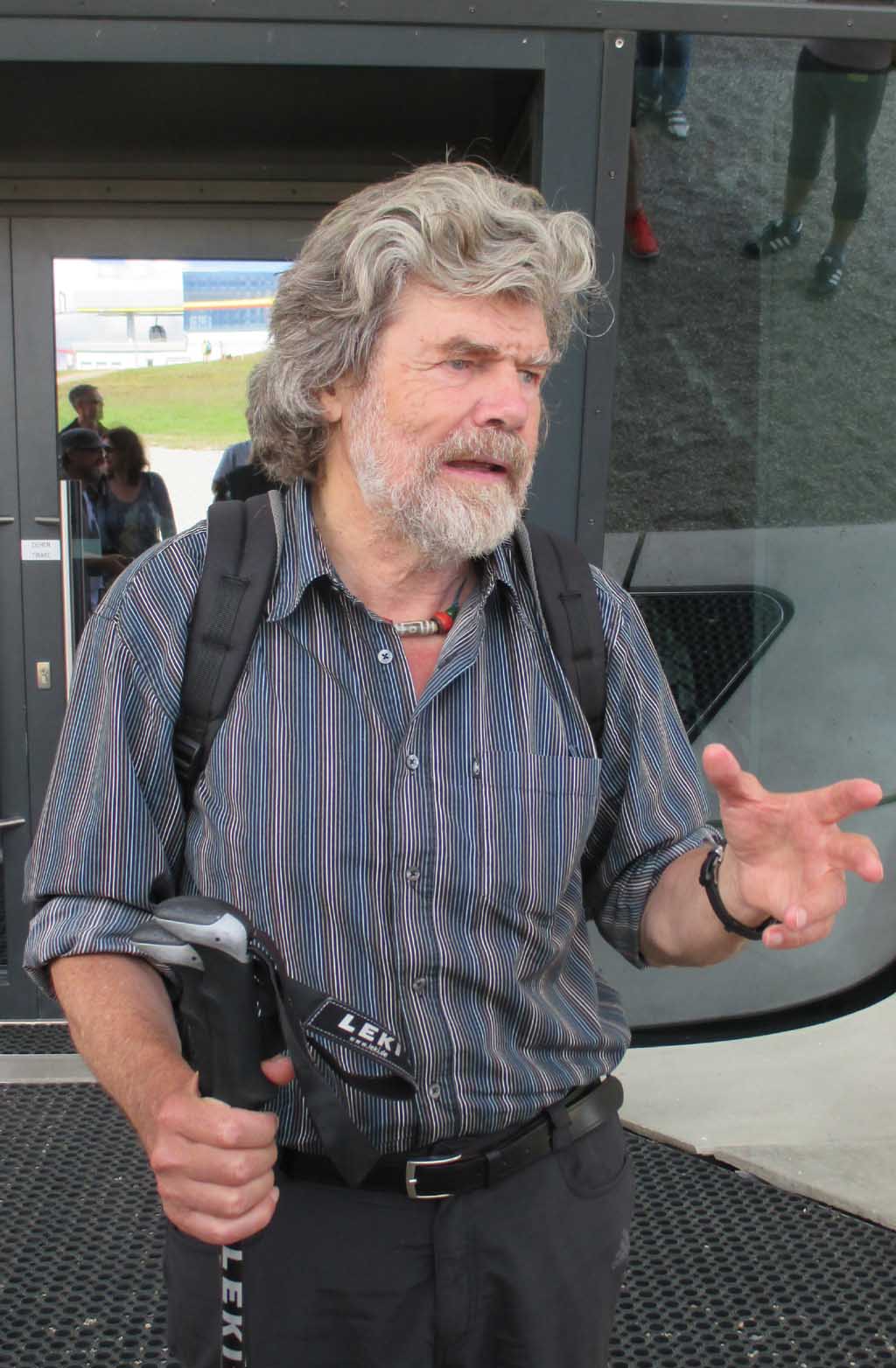 Vor dem Eingang: Reinhold Messner erläutert sein Museumsprojekt.
