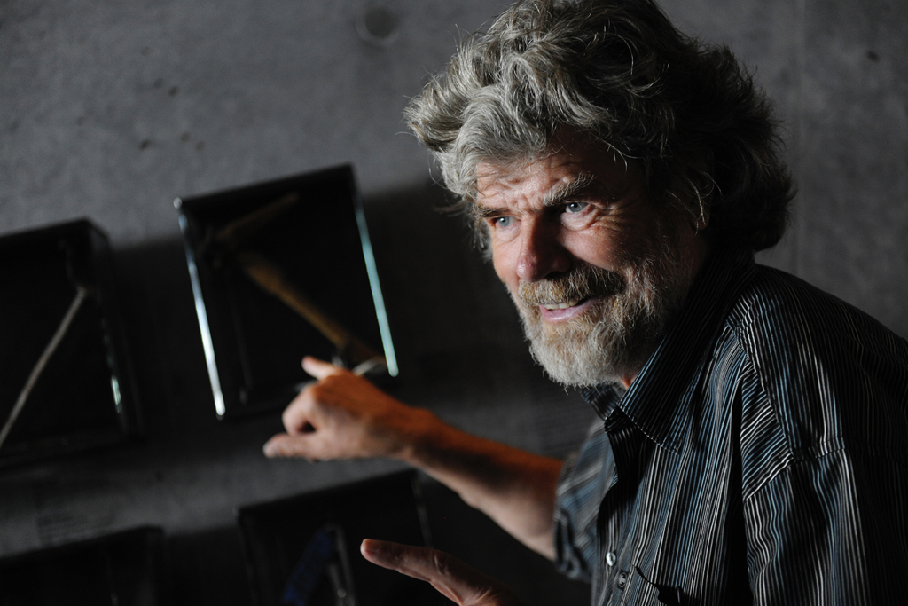 Bewegende Erinnerung: Reinhold Messner und der Kletterhammer.