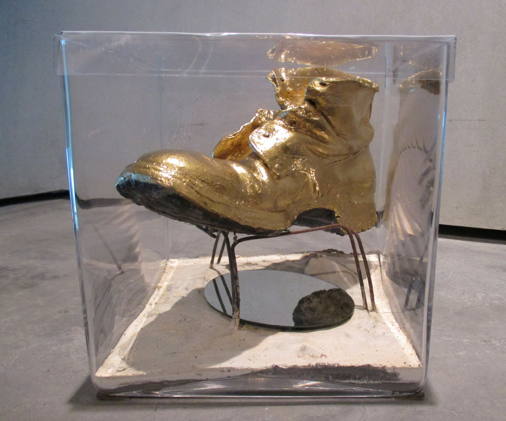 Goldiges Ausstellungsstück: Schuhe spielen beim Klettern und Bergsteigen ein wichtige Rolle. 
