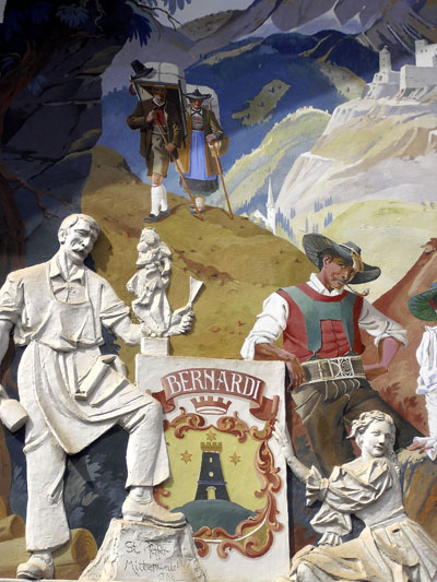 Bunt: Fassadengemälde im Grödnertal.