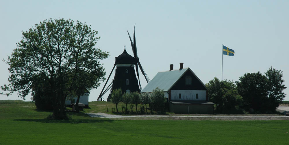 Südschwedische Idylle bei Vellinge mit Windmühle und Nationalflagge. Fotos: Koch/Wehenmeyer