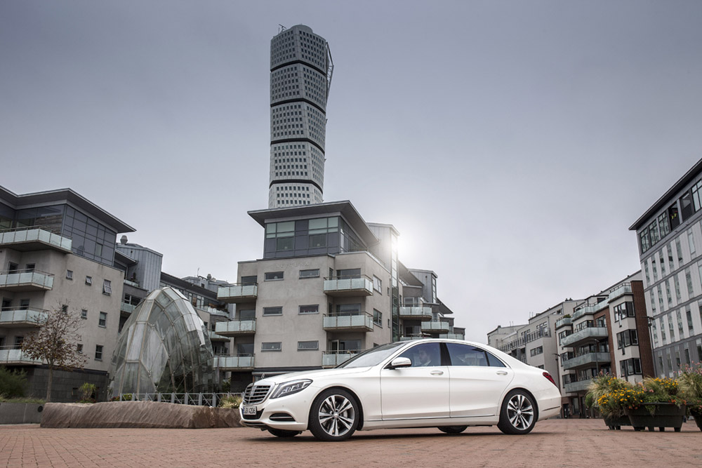 Der neue Mercedes S500 Plug-in-Hybrid mit Malmös Turning Torso im Hintgergrund.