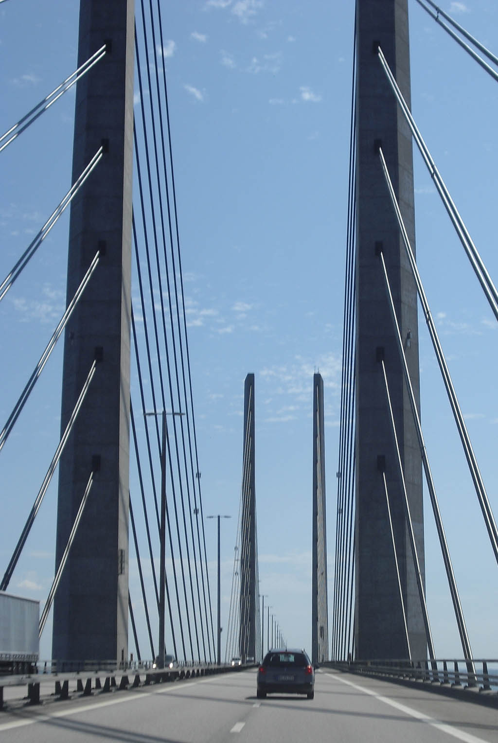 Hier Dänemark, drüben Schweden: Auf der Brücke über den Öresund.