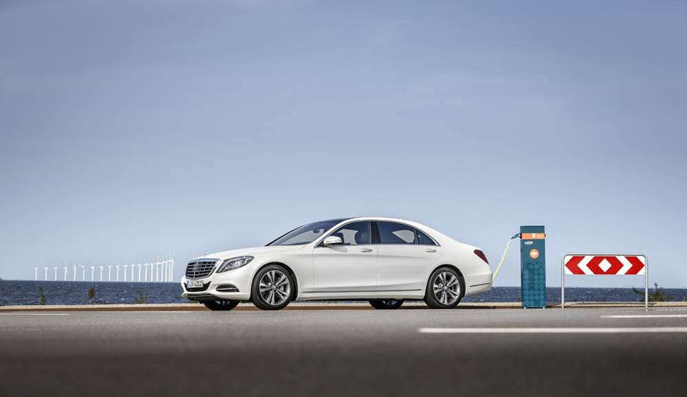 Links Wind-, daneben Doppelherz-Kraft: Mercedes S500 Plug-in-Hybrid beim Nachladen.
