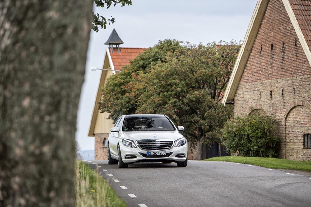 Überlandfahrt in der neuen Plug-in-Hybrid-Limousine von Mercedes.