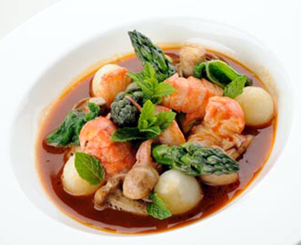 Flusskrebse in schaumiger Nage-Sauce mit Spargel und Rüben.
