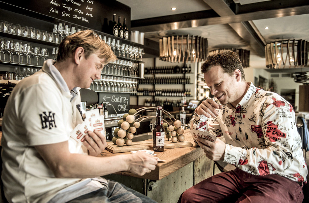 Die Zeit muss sein: Chefkoch Fuchs (rechts) spielt mit Sommelier Christian Zach Karten.  