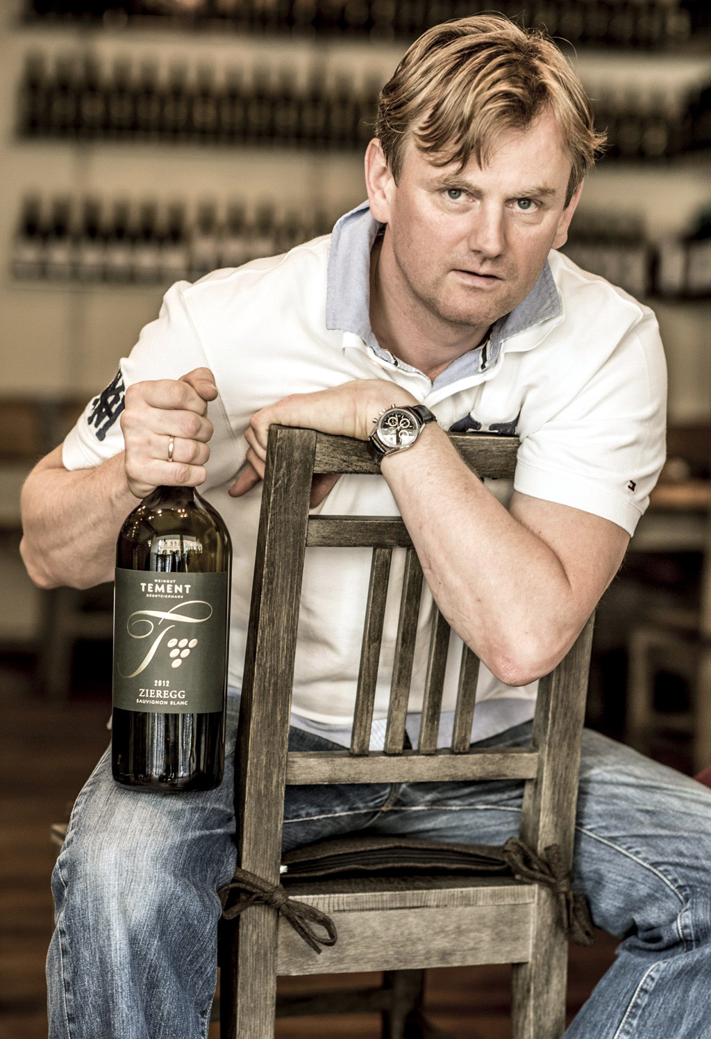 Christian Zach mit einer Flasche Zieregg des Weinguts Tement.