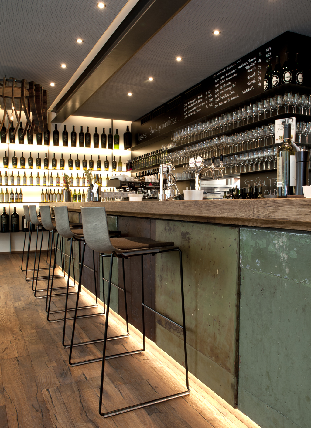 An der „Weinbank“-Bar und -Theke.