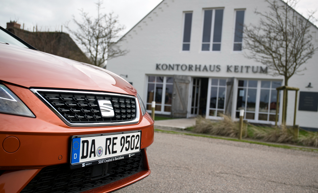 Seat-Erdgasmodell vor dem Keitumer (Tee-)Kontorhaus: Foto: Seat