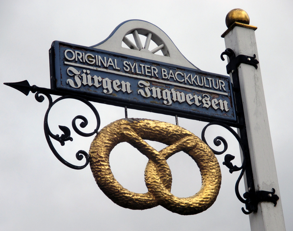 Ausleger vor dem Café Ingwersen in Morsum.