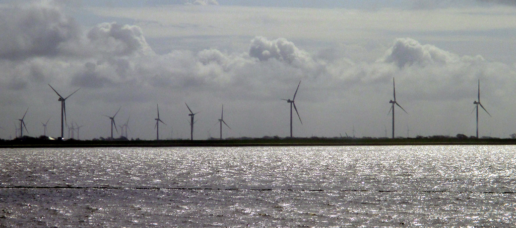 Windpark, gesehen bei der Rückfahrt über den Hindenburgdamm.