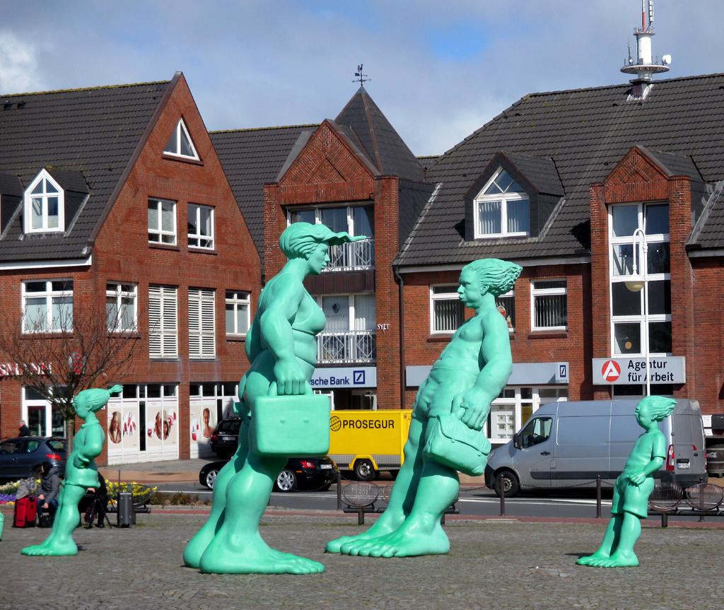 Vom Winde (fast) verweht: Figurengruppe vor dem Bahnhof in Westerland.