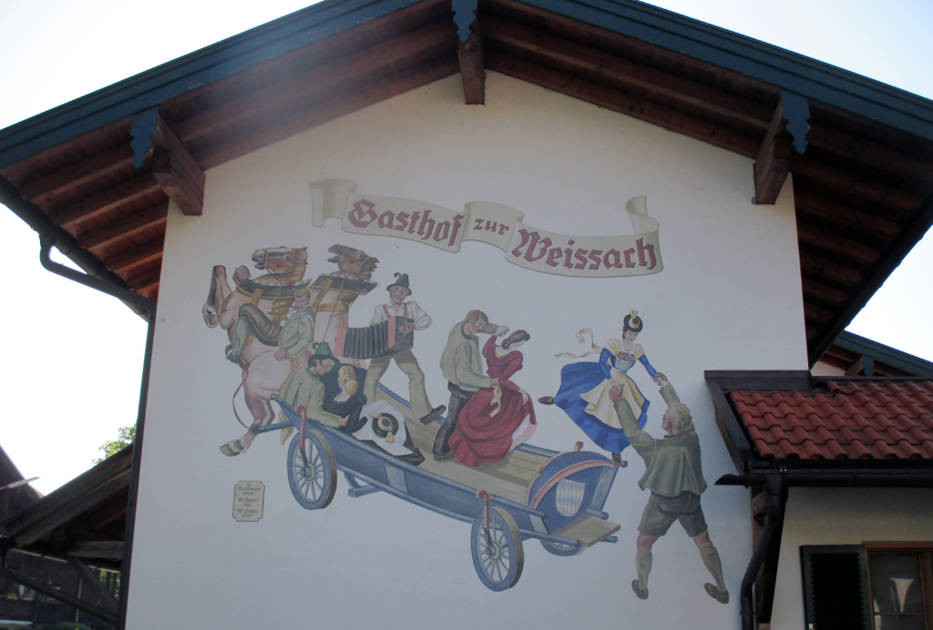 Am Hotel Bachmair Weissach, früher Gasthof zur Weissach, geht’s los. Fotos: Koch/Kraus